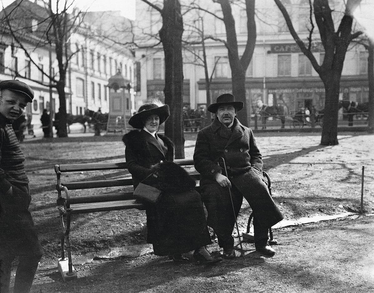 Aino Kajanus ja Eino Leino Esplanadin puistossa 1913.