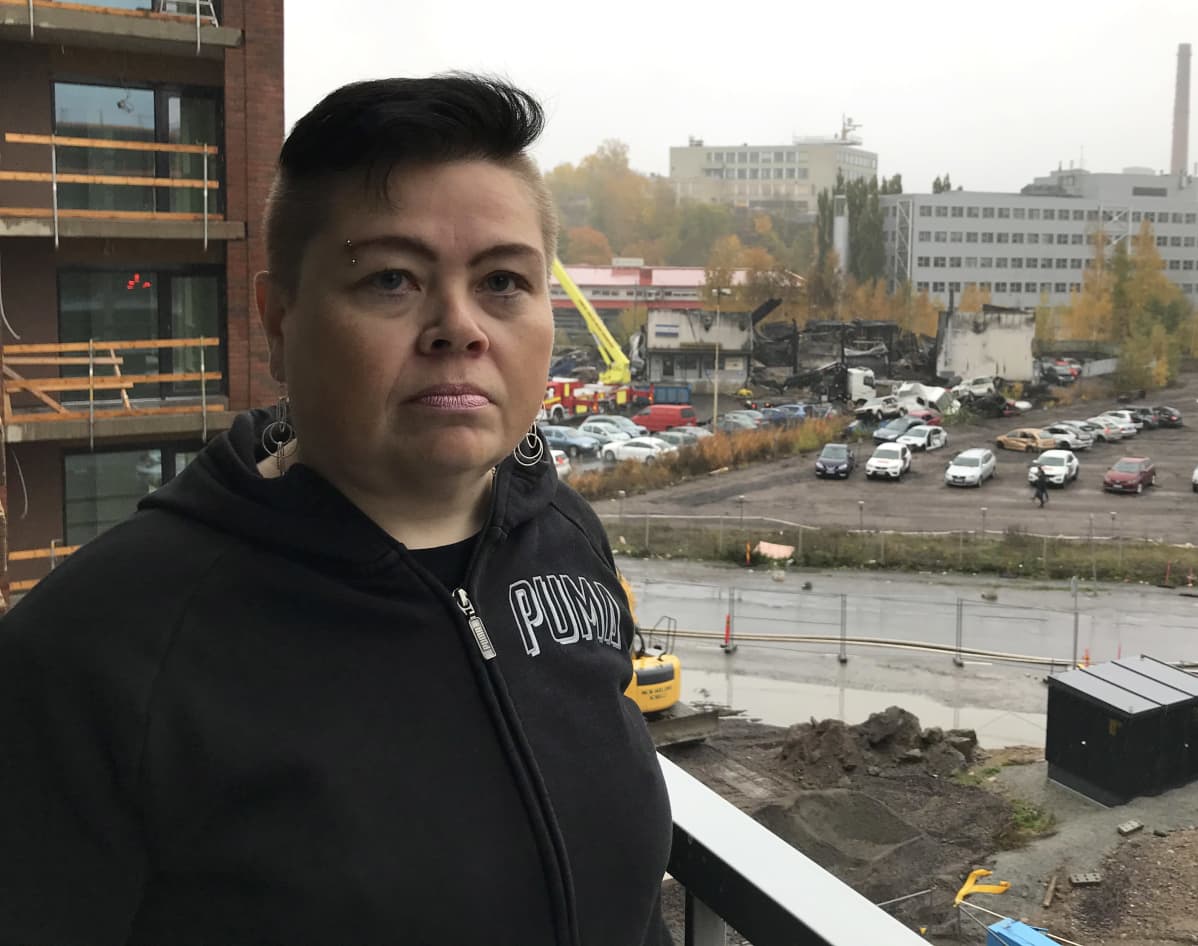 Asta Laine kotinsa parvekkeella Turun palopaikan naapurissa.