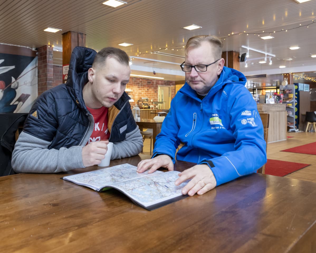 Kari Nuutinen, vice direttore di gara responsabile del percorso, e Jonne Halttunen, un lettore di mappe per Kalle Rovanperä, stanno esaminando il percorso del rally per il Rally mondiale di Jyväskylä della prossima estate sulla mappa.
