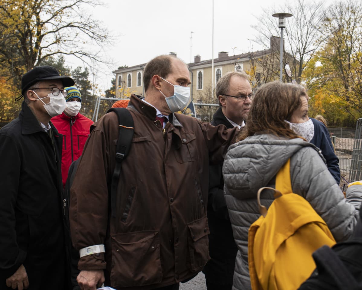 KHO:n oikeusneuvos Mika Seppälä muiden KHO:n jäsenten ja asukkaiden ympäröimänä.