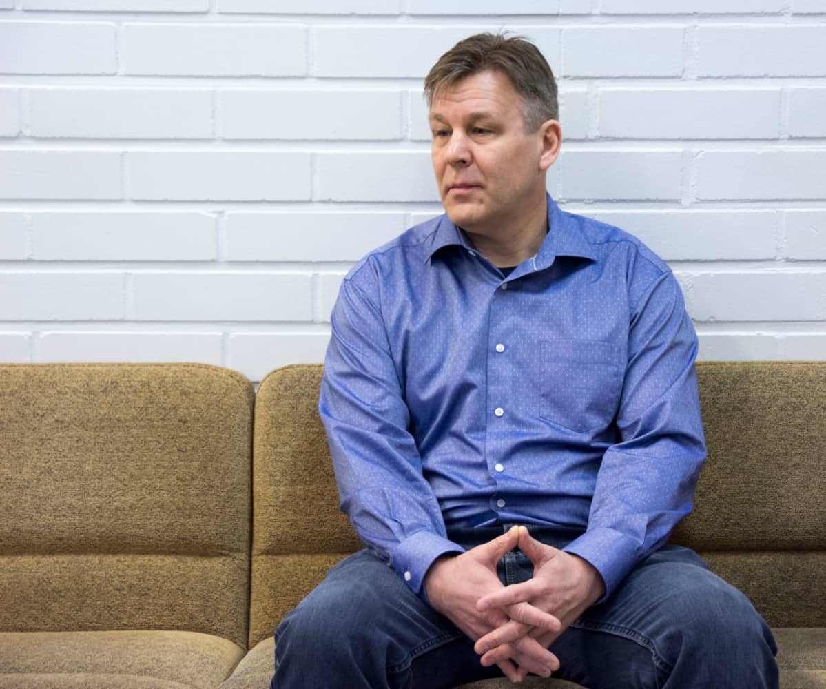 Raimo Summanen odottaa istuntosaliin menoa Keski-Pohjanmaan käräjäoikeuden odotushuoneessa.