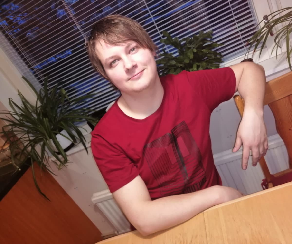 Tamperelainen Arttu Helenius istuu pöydän äärellä.