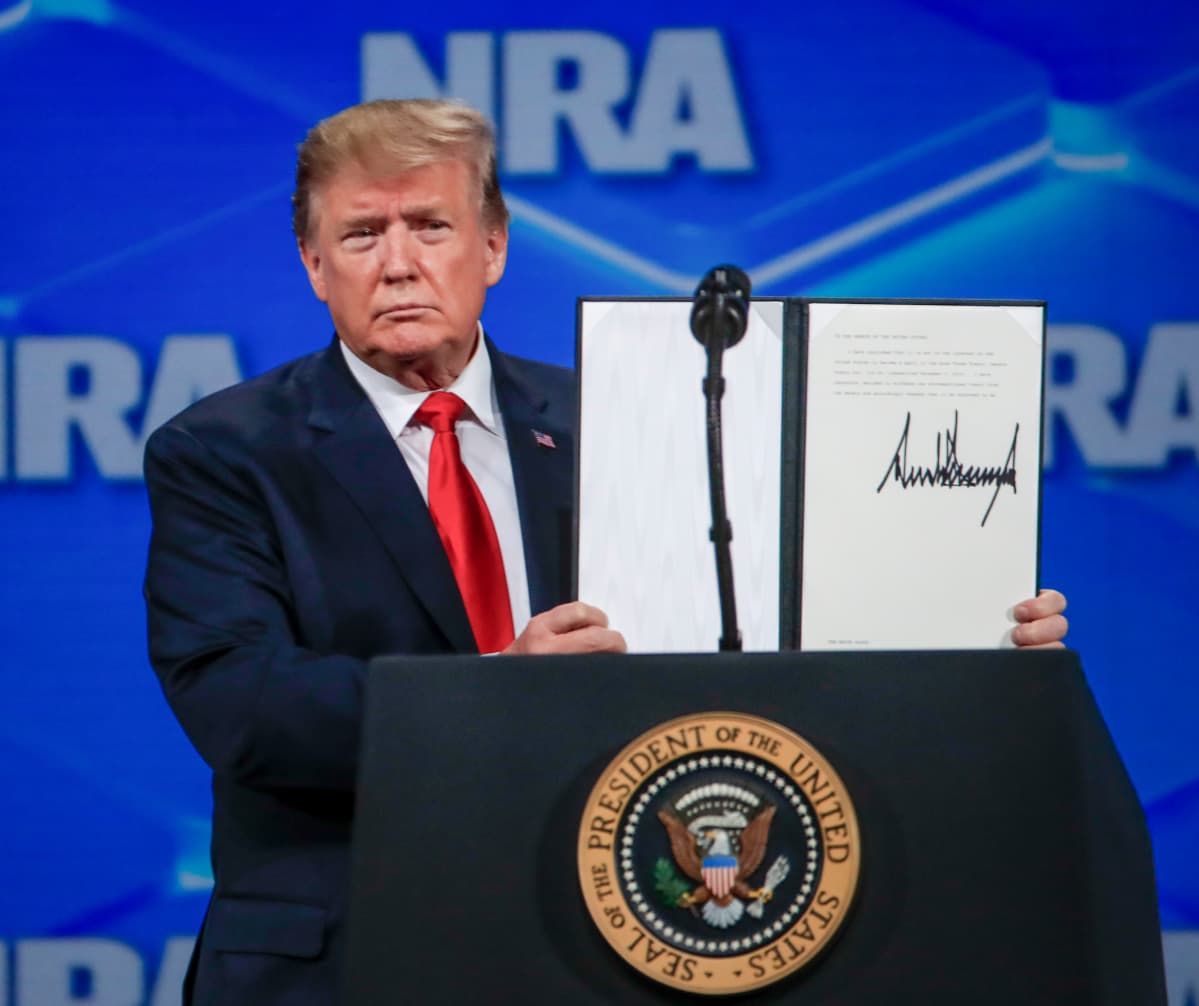 Yhdysvaltojen presidentti Donald Trump ilmoitti huhtikuussa NRA:n kokouksessa, että Yhdysvallat vetäytyy YK:n asekauppasopimuksesta.