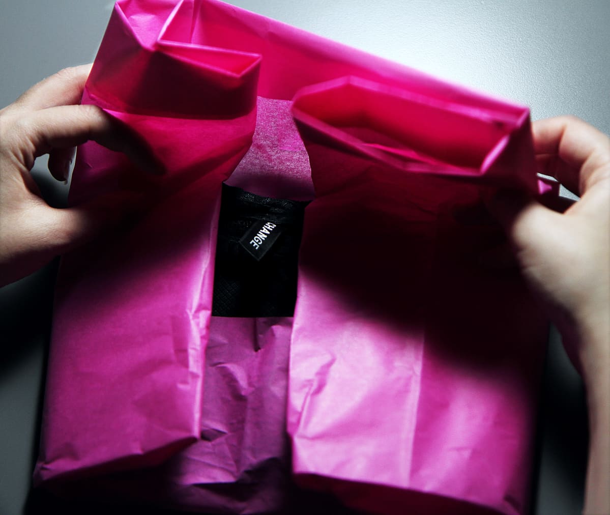 Change Lingerien alusvaatteita paketoidaan silkkipaperiin.