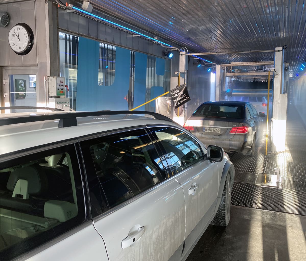 Autot jonottavat pesukadulle