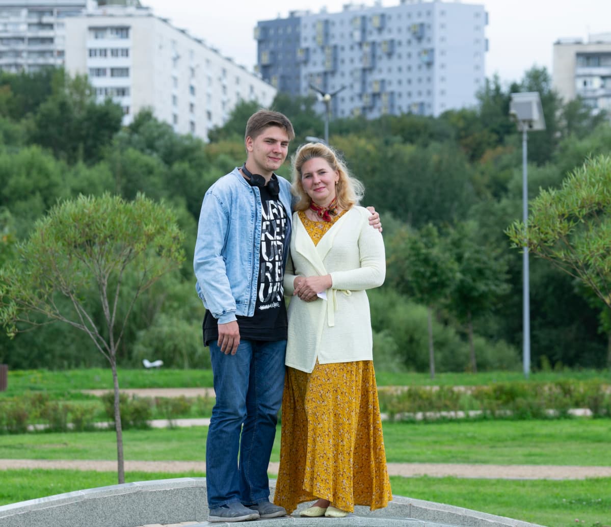 Fjodor Hudokormov äitinsä Jelena Matjušinan kanssa.