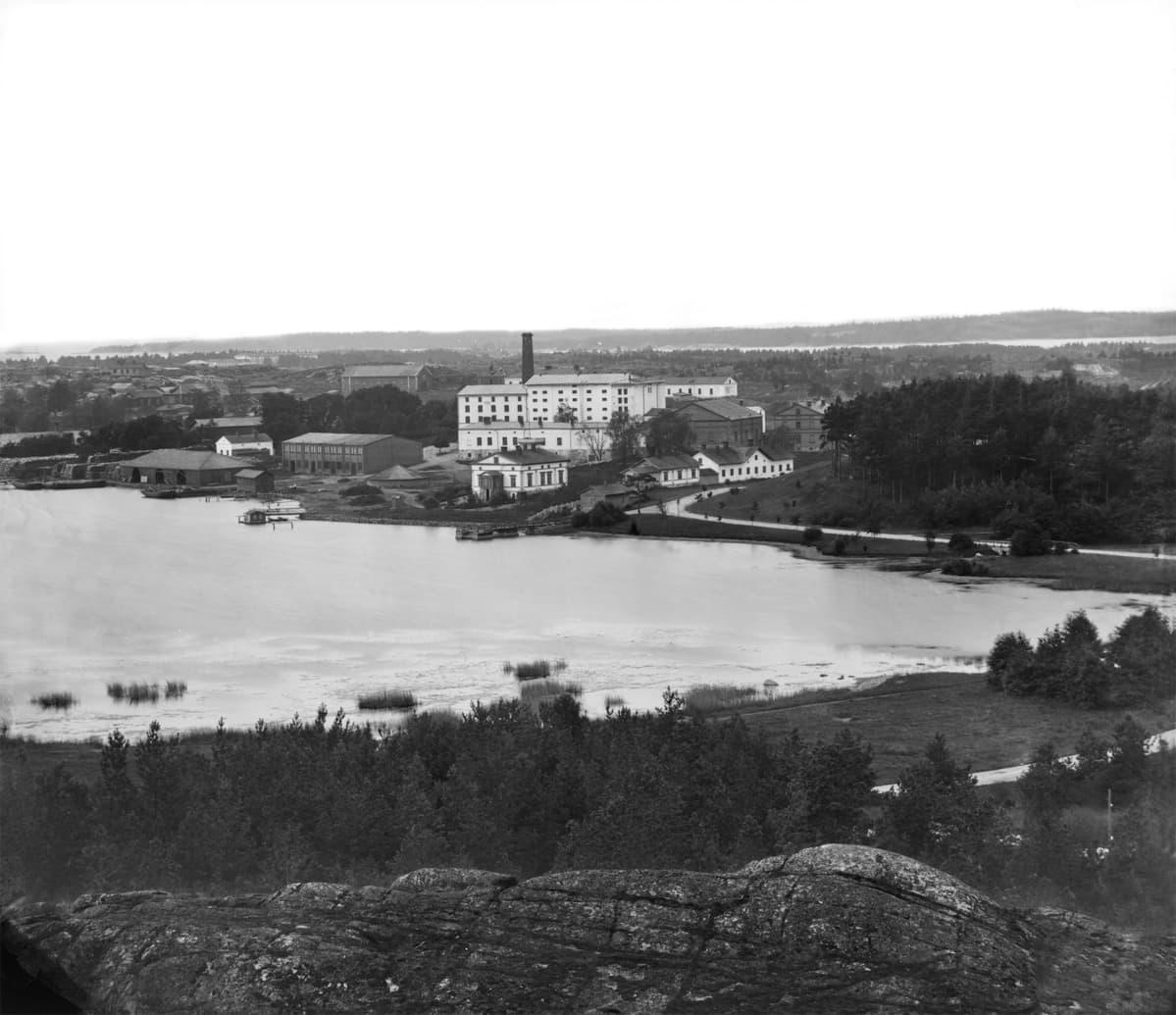 Töölönlahti ja Töölön sokeritehdas Alppilasta nähtynä, 1862 - 1872.