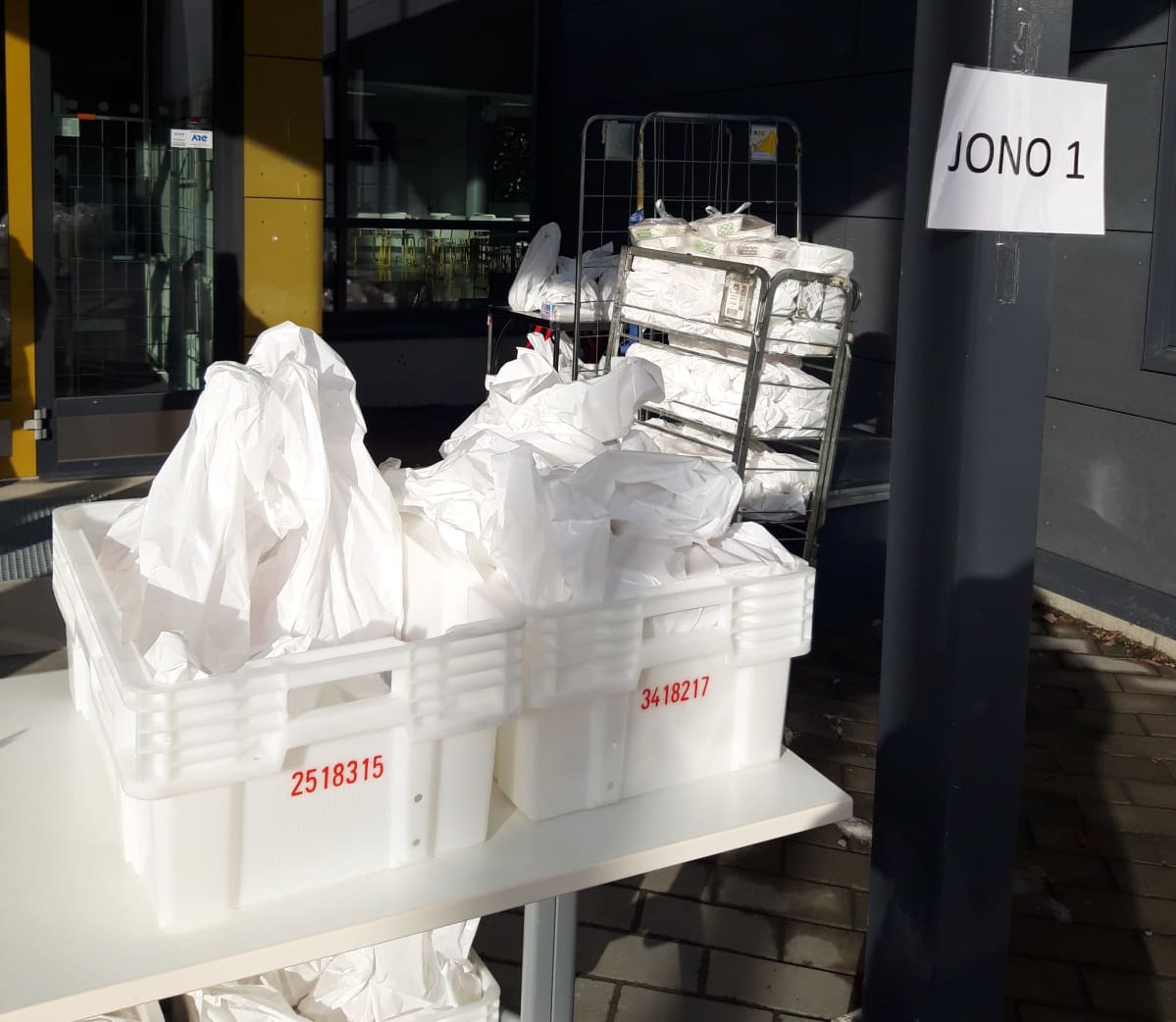 Koululounaspaketteja jaetaan kuopiolaisella koululla etäopetuksessa oleville oppilaille.