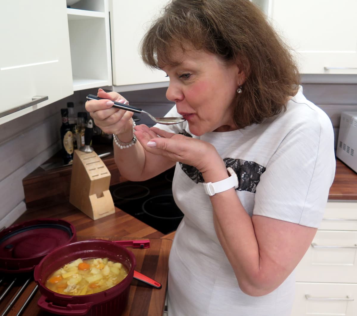 Anne Savin maistaa kanakeittoa.