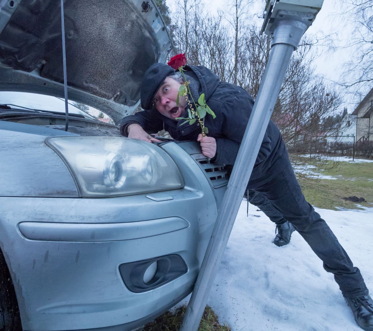 Henry Räsäsen "Hyvänen aika! -maata kiertävän runonlausujan taiteilijajuhla" -monologi aloitti ensi-kiertueensa viime vuoden tammikuun lopussa. Viidentoista esityksen jälkeen kiertue keskeytyi koronapandemian vuoksi ja useita kymmeniä esityksiä eri puolille Suomea sovittuja esityksiä peruuntui.