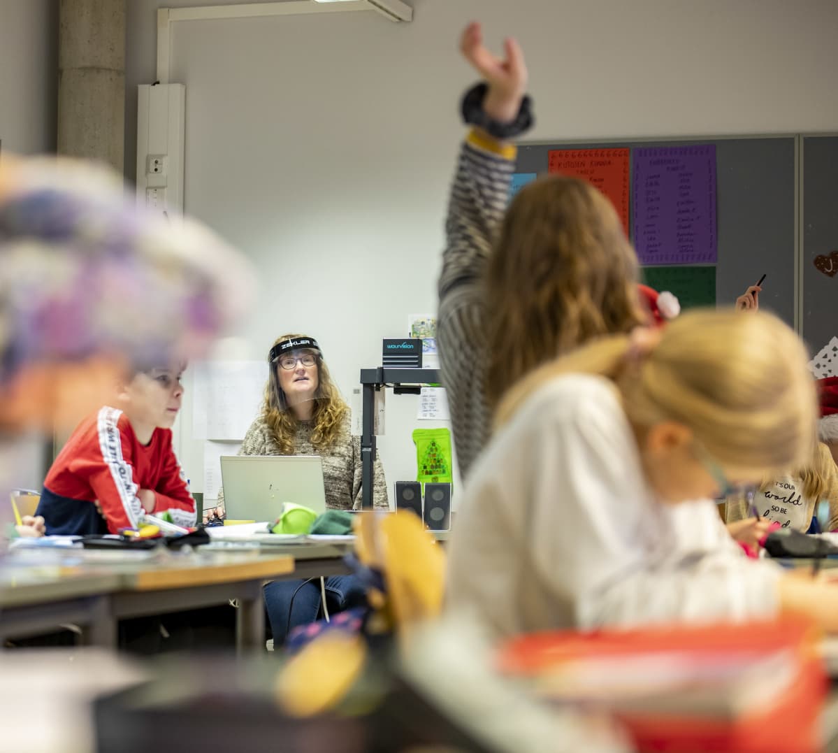 Opettaja Heidi Söderlund työpöytänsä ääressä.
