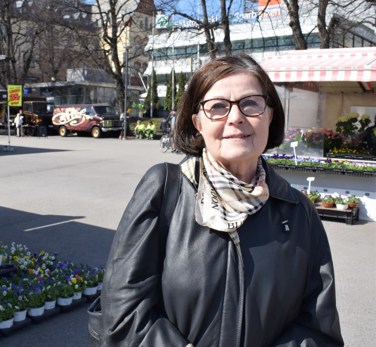 Suomen kielen emeritaprofessori Kaisa Häkkinen seisoo Turun kauppatorilla