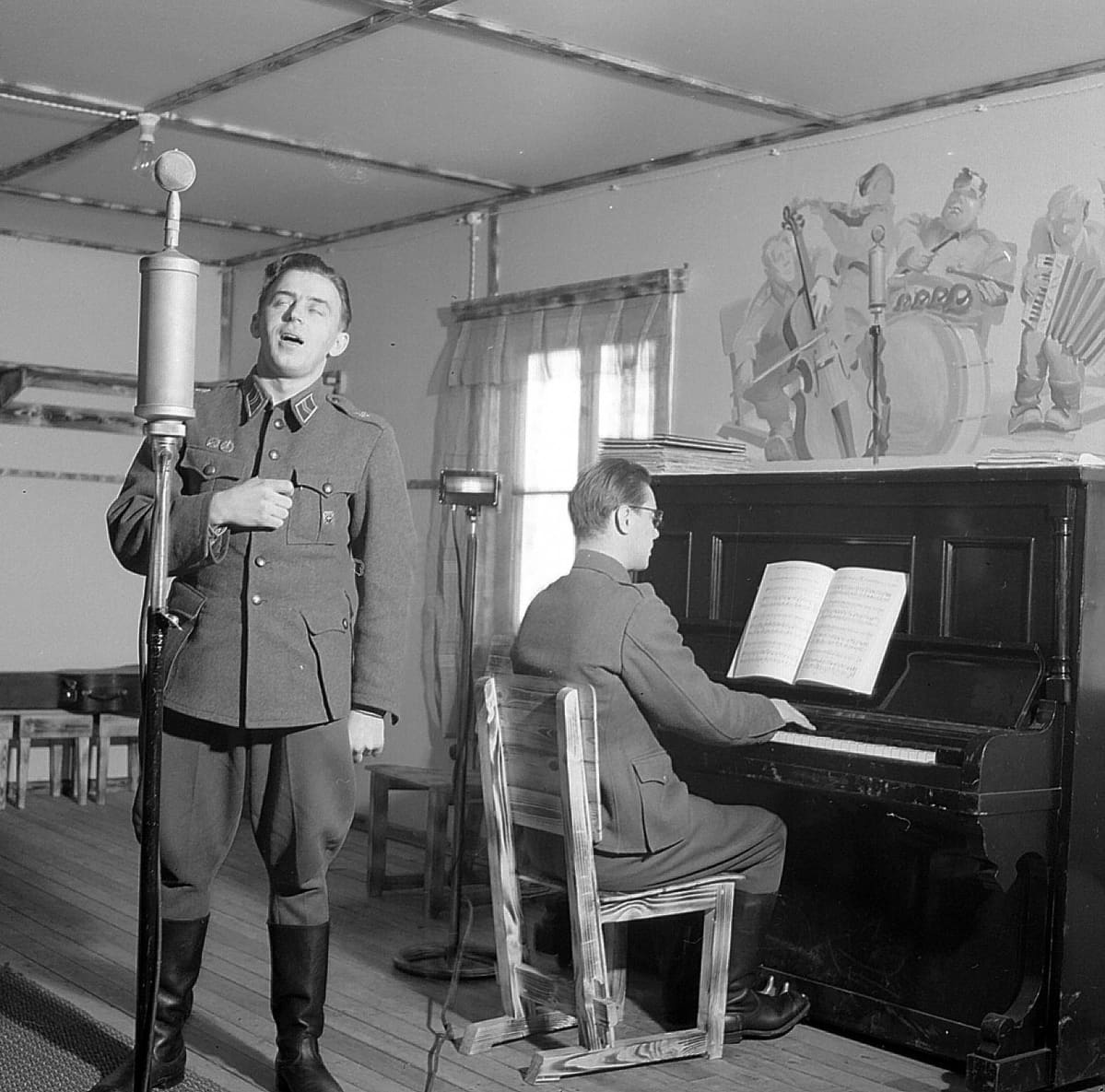 Kolmikymppinen Olavi Virta viihdyttämässä Kannaksen radiossa vuonna 1944.