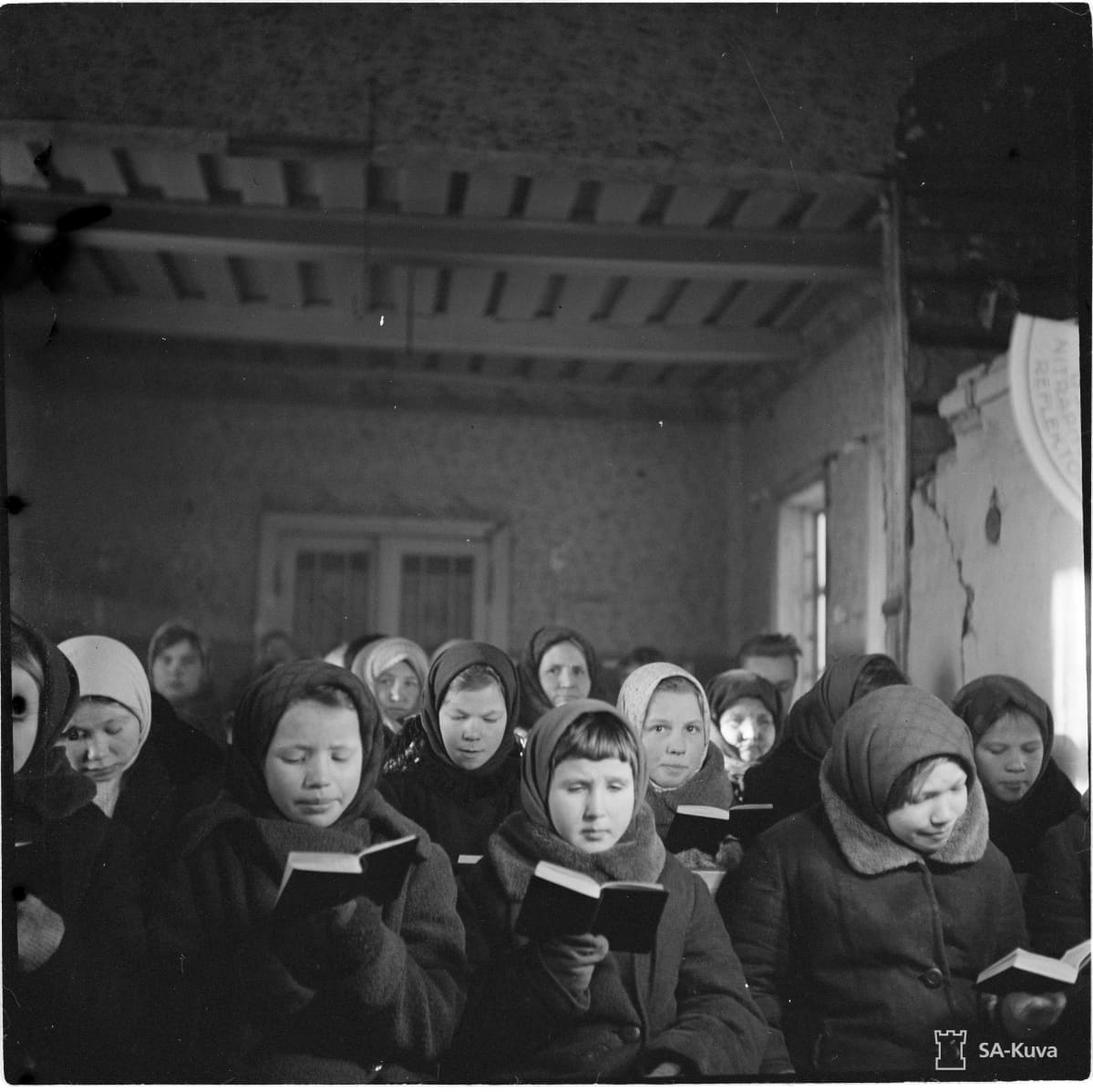 Lapsia Selkin kirkossa helmikuussa 1942