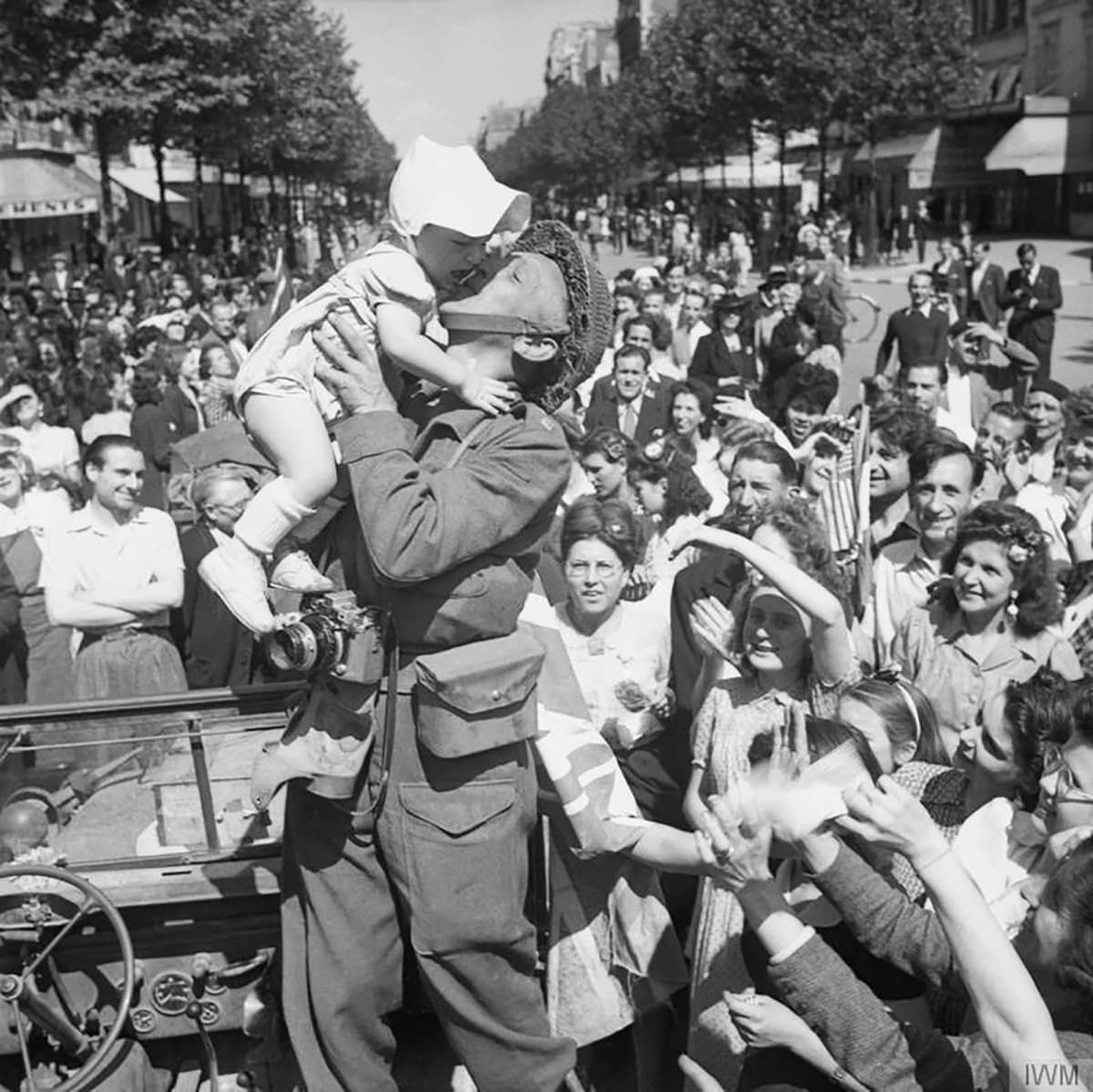 Sotakuvaaja suutelee lasta Pariisissa 26. elokuuta 1944.