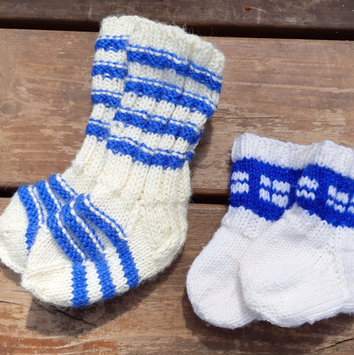 Tyksissä Turussa vauvoille on tarjolla monenvärisiä sukkia. Tässä kaksi paria sinivalkoisia.
