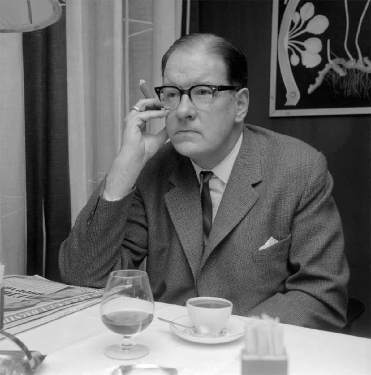 Sven Stolpe sikari kädessään.