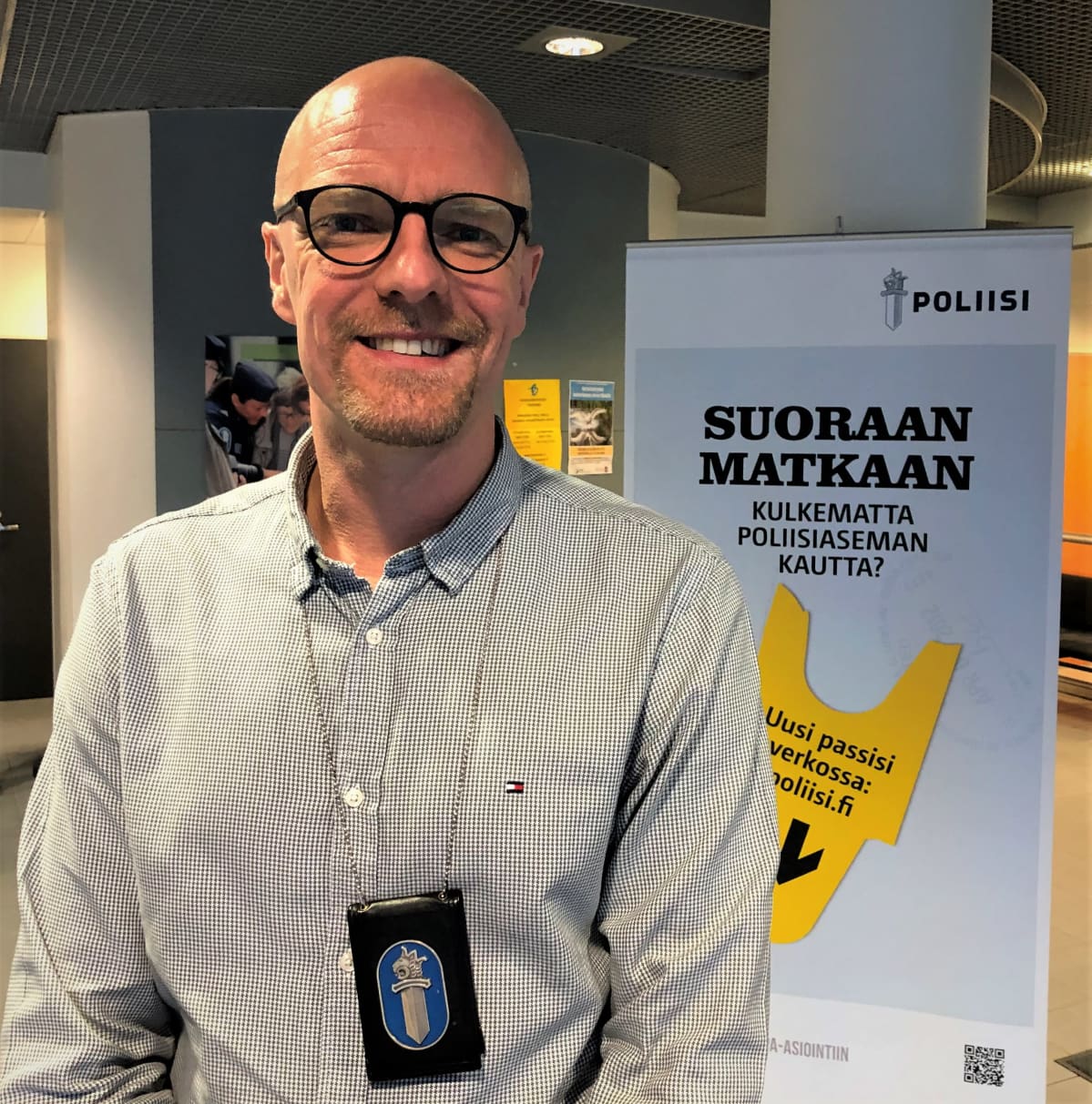 Rikosylikonstaapeli Heikki Järnström virkamerkki kaulassa.