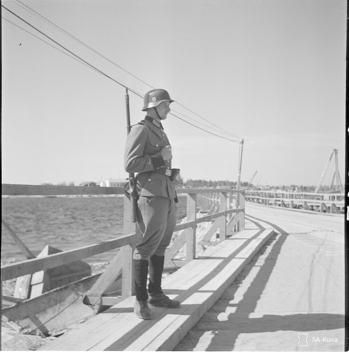 Saksan armeijan sotilas vartioi Kemijoen ylittävää pioneerisiltaa kesällä 1941.