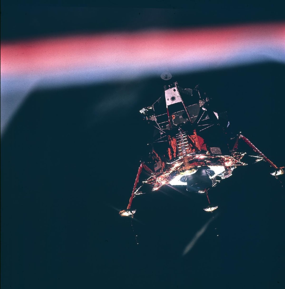 Hämähäkkiä muistuttuva kuumoduli Apollo 11:n komentomoduulin ikkunasta kuvattuna.