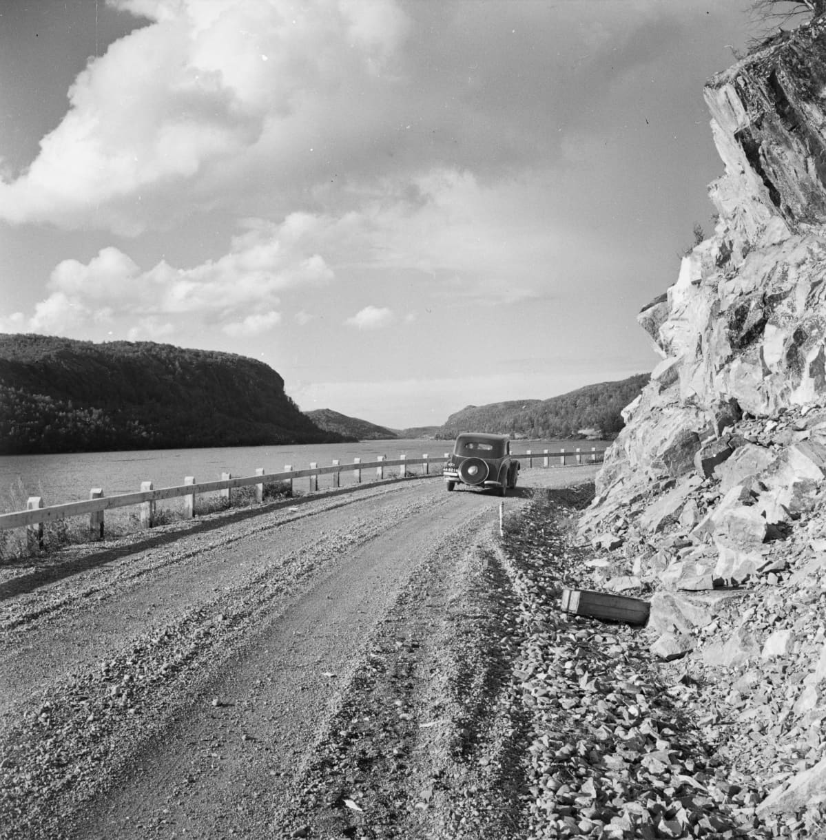 valokuvaaja Otso Pietisen auto Petsamon Kolttakönkäälle johtavalla maantiellä 1939.