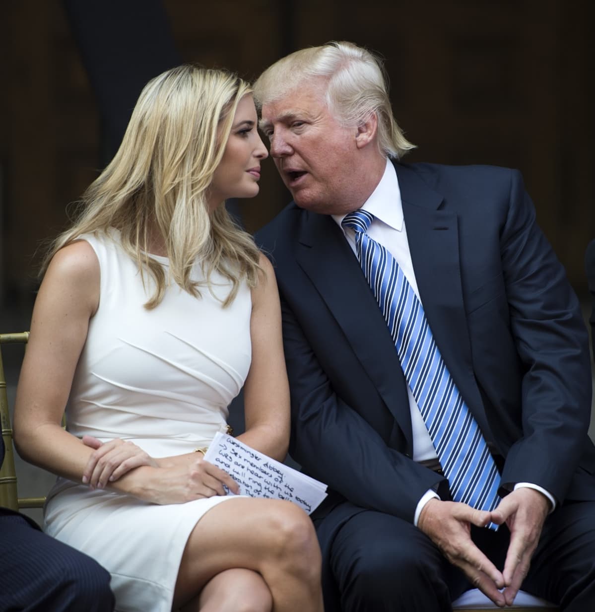 Ivanka ja Donald Trump puhuvat päät yhdessä.