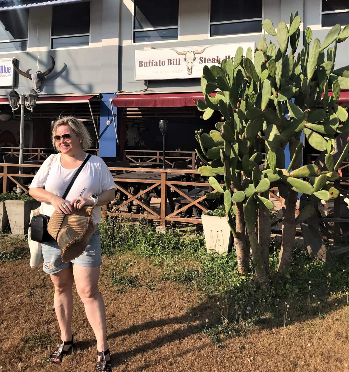 Sari Sillanmäki-Kuokkanen opintiakaktusten äärellä Thaimaassa