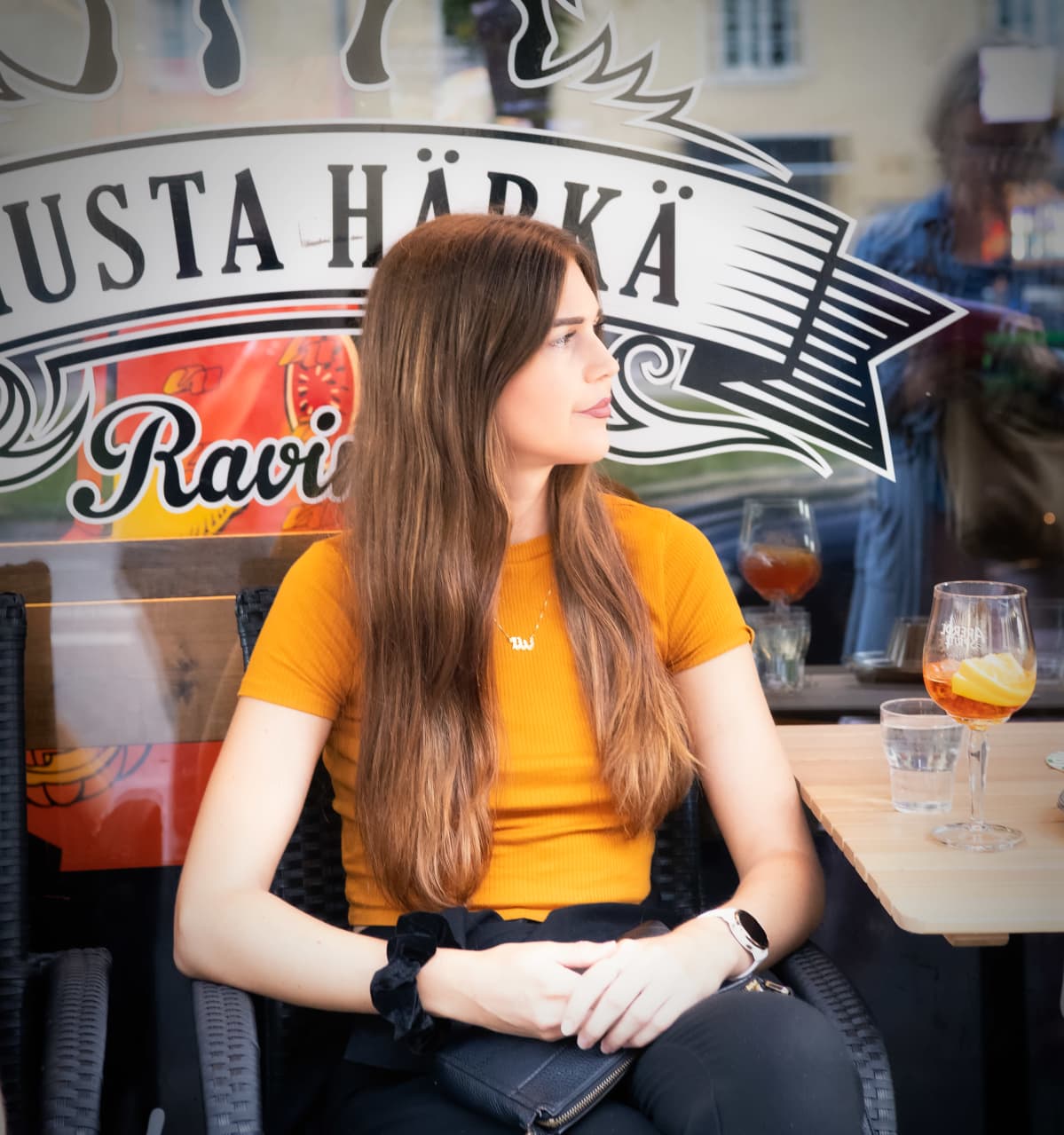 Nuori nainen ravintola Mustan Härän terrassilla