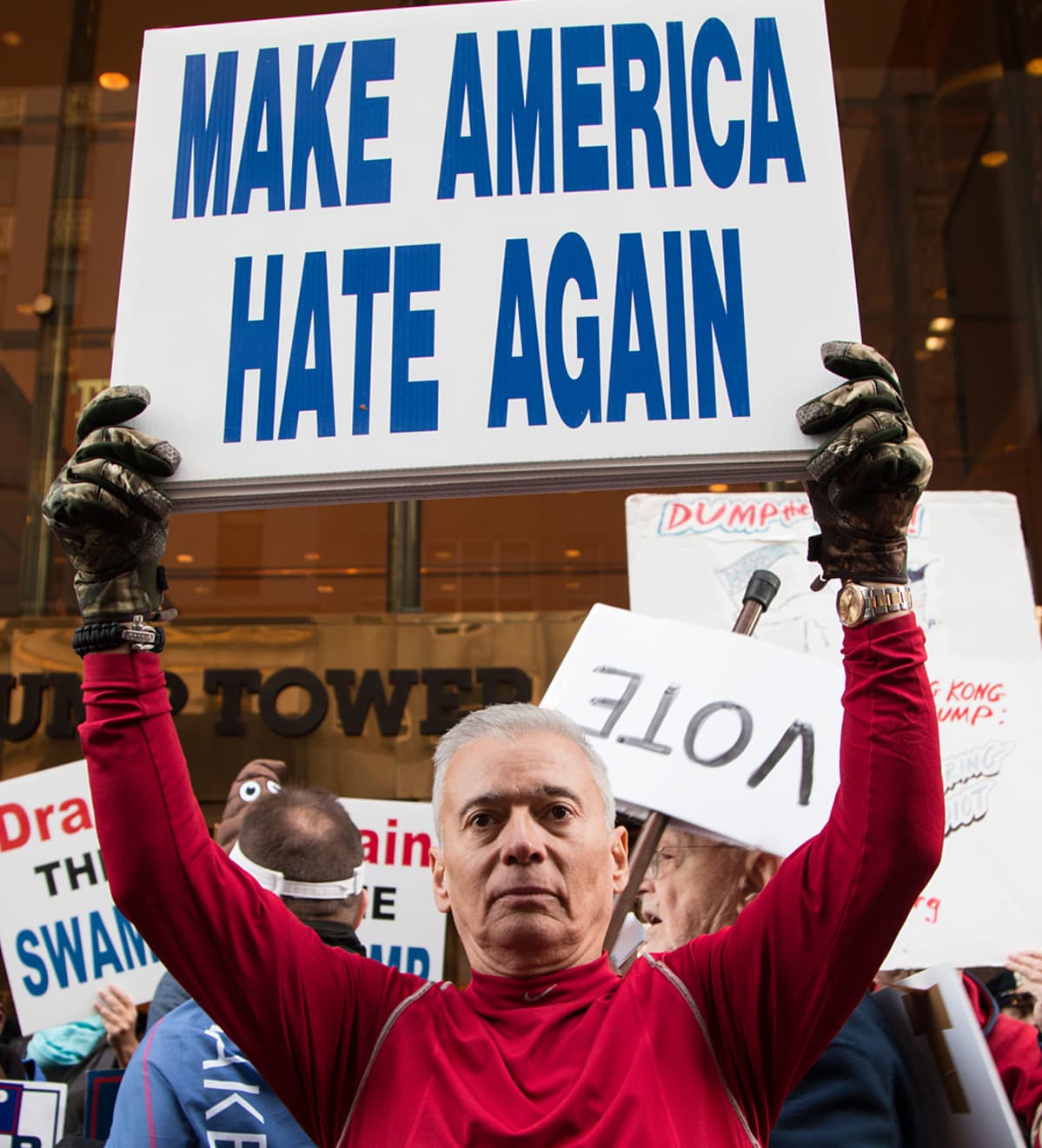 Miehellä kyltti "make america hate again"