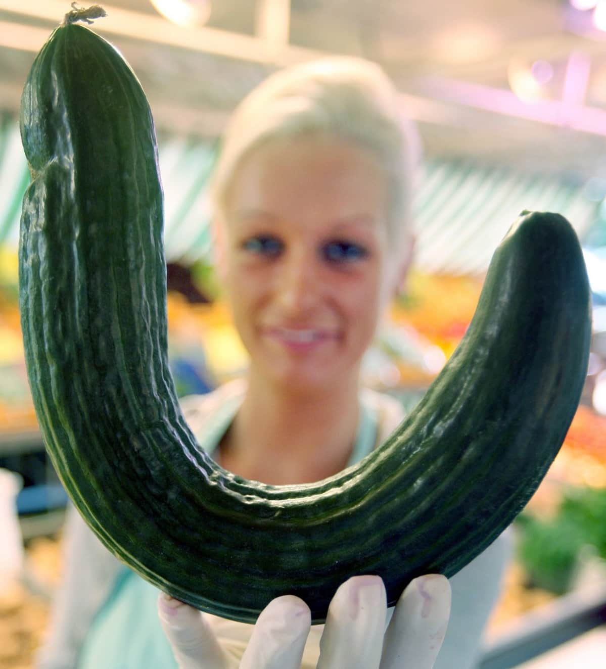 Melanie Rueter esittelee käyrää kurkkua Hampurissa Saksassa kesäkuussa 2009.