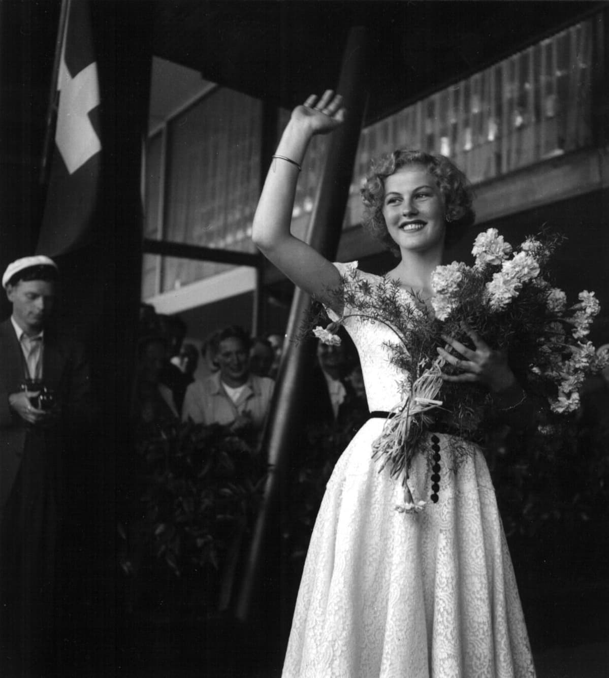 Miss Universum Armi Kuusela vilkuttaa suomalaisille palattuaan kilpailumatkalta Yhdysvalloista.