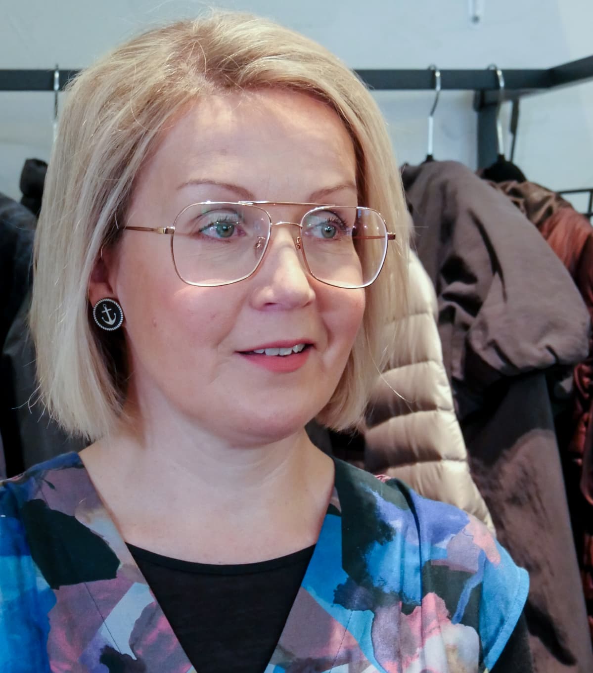 Pauliina Kallioniemi vaatekaupassaan.