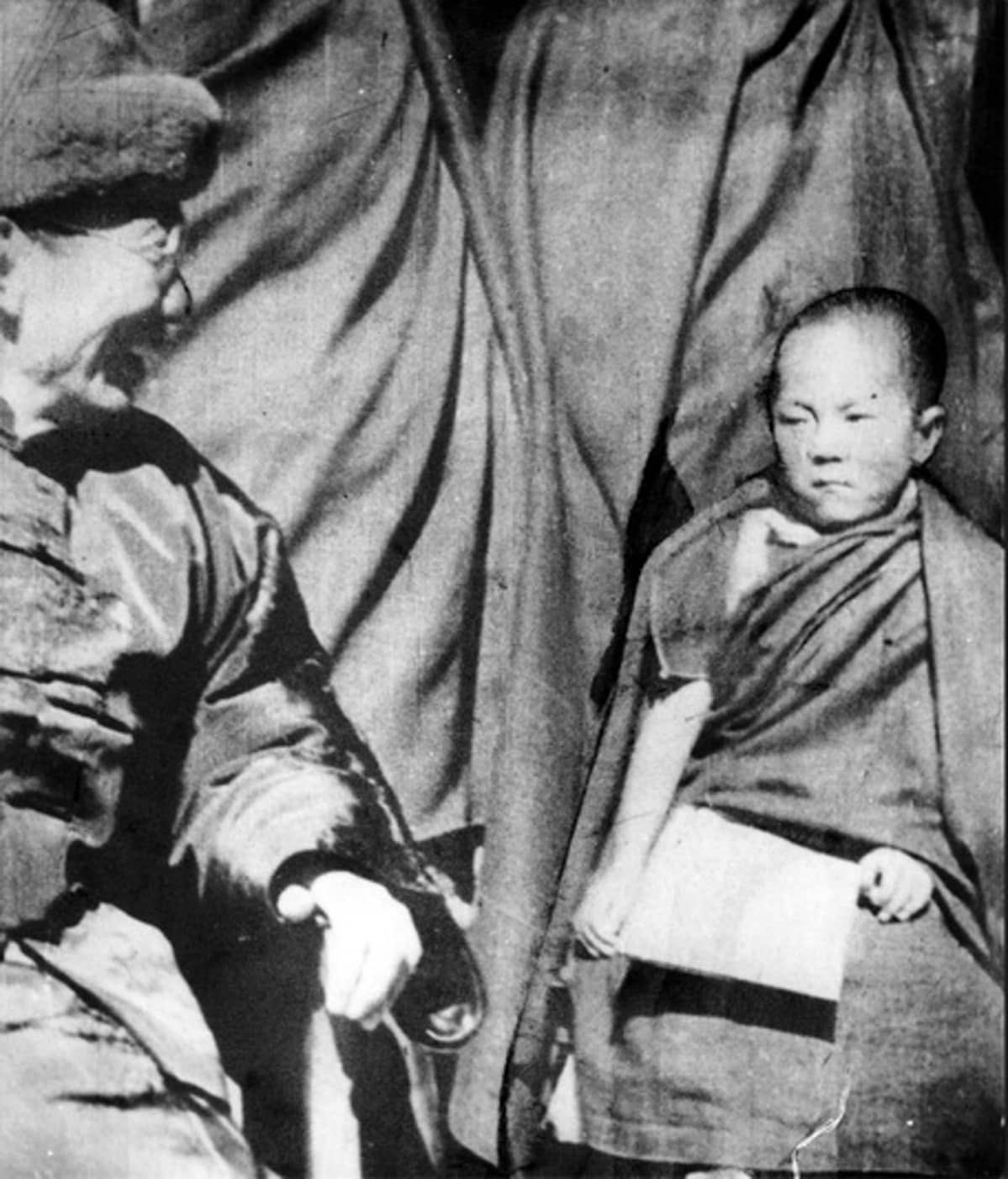 Dalai Lama viisivuotiaana.