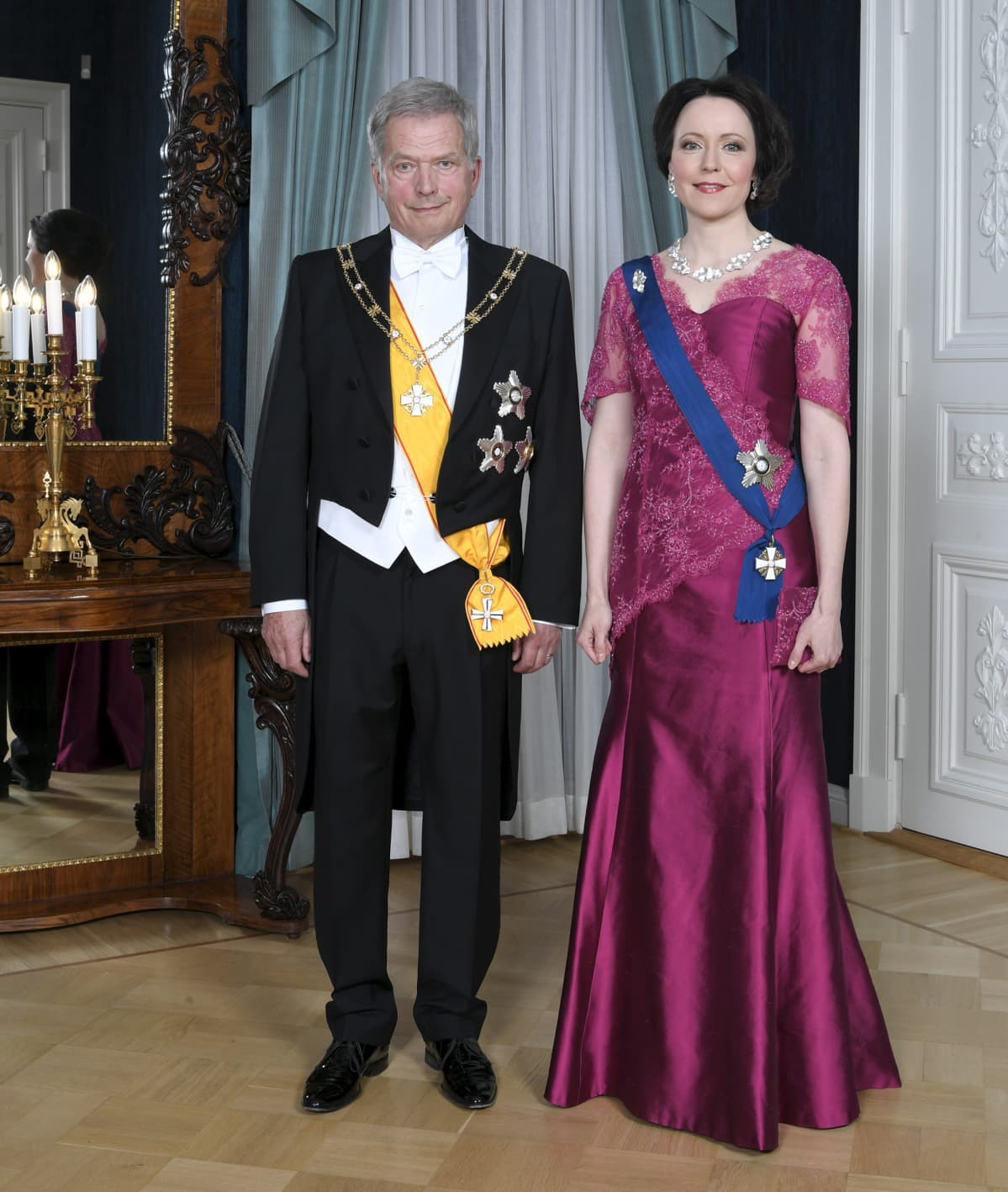 Tasavallan presidentti Sauli Niinistö ja rouva Jenni Haukio poseeraavat presidenttiparin kuvauksessa ennen itsenäisyyspäivän vastaanottoa Helsingissä 6. joulukuuta 2018