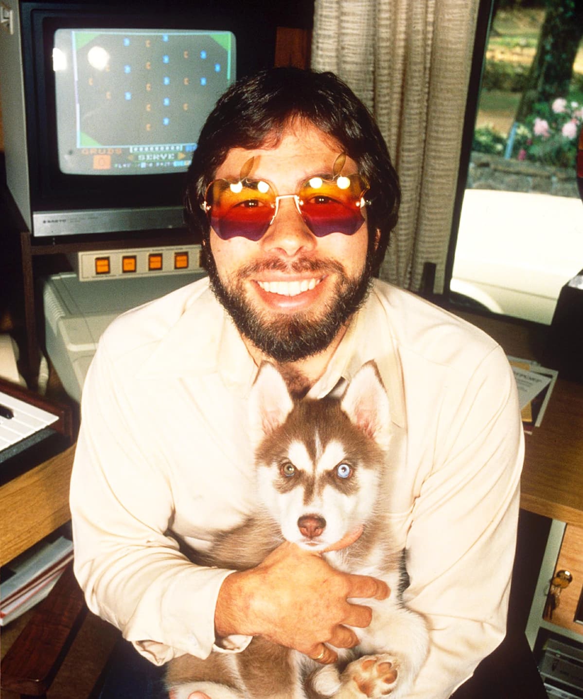Steve Wozniak Apple-aurinkolasit päässään vuonna 1983.