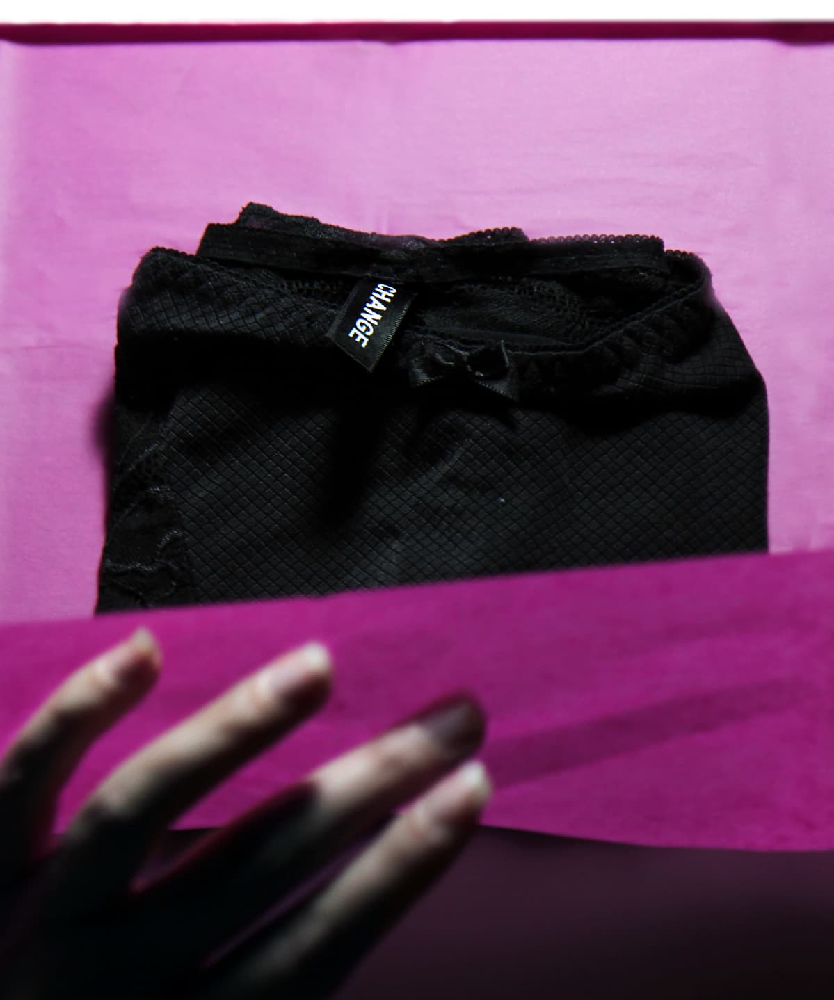 Change Lingerien alusvaatteita paketoidaan silkkipaperiin.