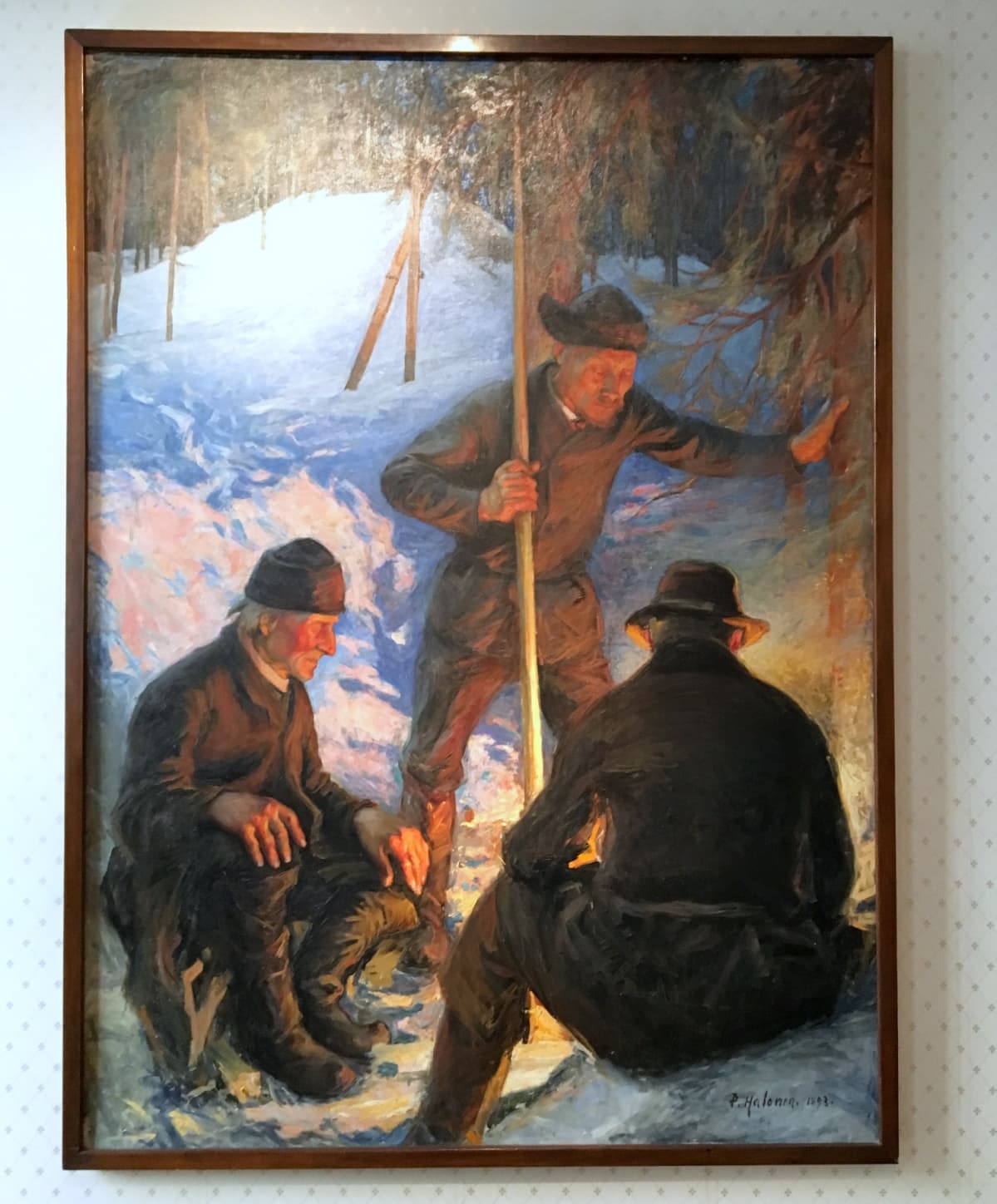 Pekka Halosen maalaus "Tukkinuotiolla" (1893) koristaa Korkeimman oikeuden toimitilojen aulaa.