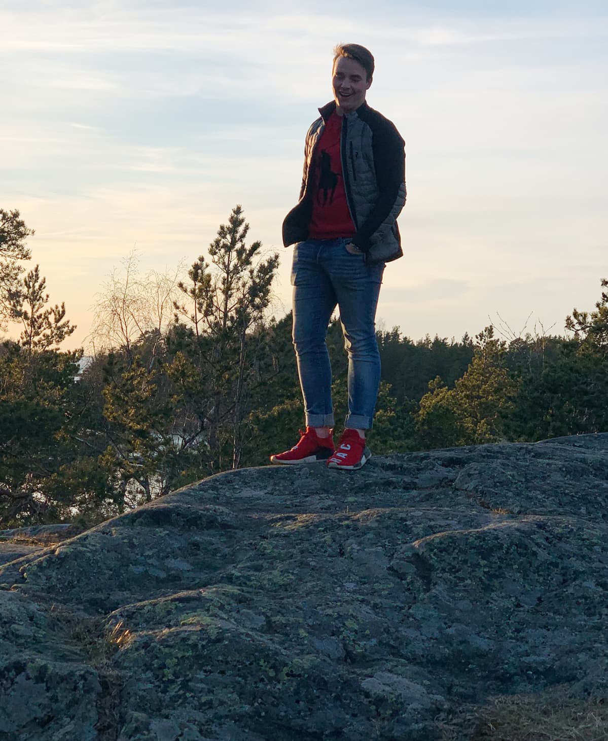 Joonatan Saarenmaa seisoo kallion päällä.