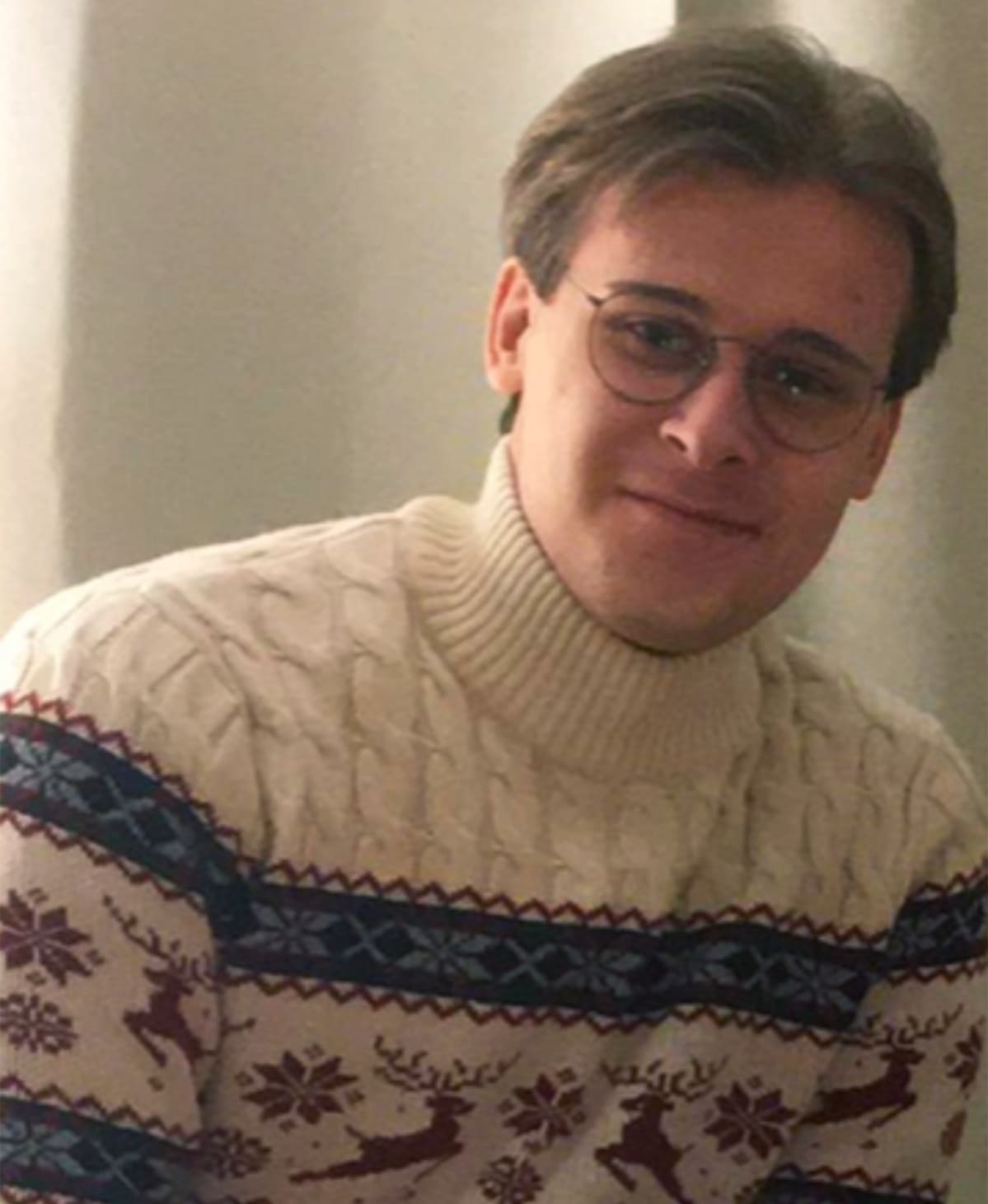 Matti Krapinoja neule päällä, hymyilee kuvaajalle.