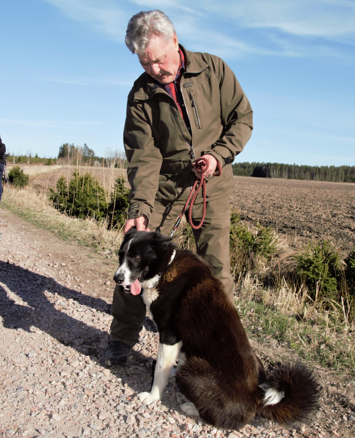 Kalle Eloranta ja hänen metsästyskoiransa Iivon kanssa