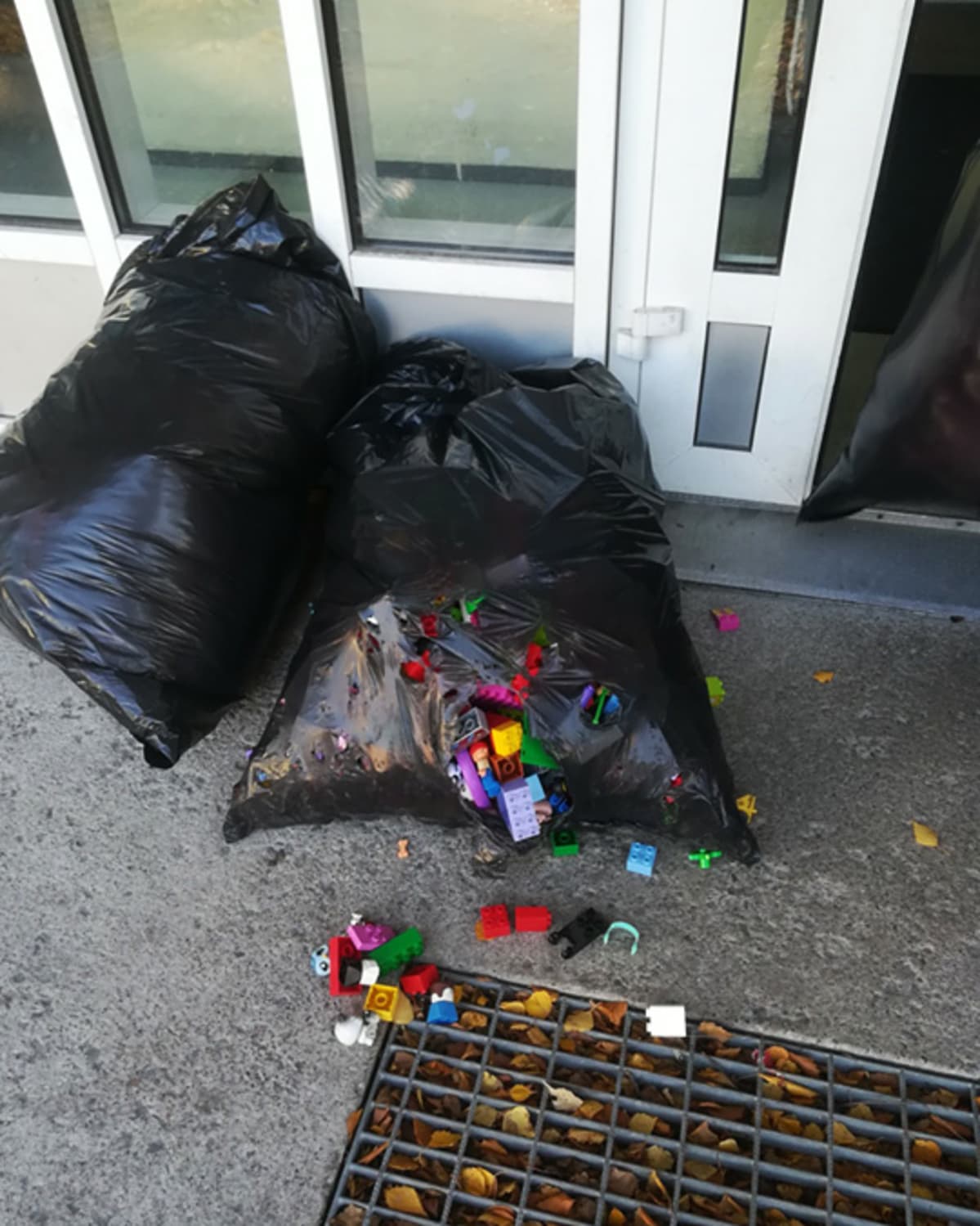 Jätesäkillinen lasten leluja lähdössä homeasunnosta jäteasemalle.