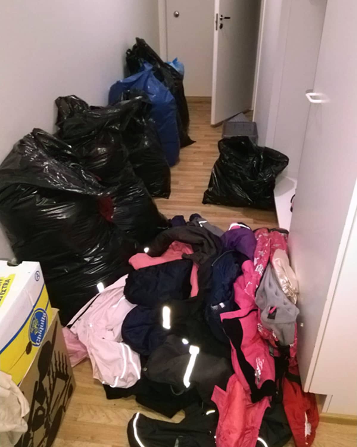 Homeasunnosta jäteasemalle menossa olevia tavaroita koottuna kasoihin ja säkitettynä.