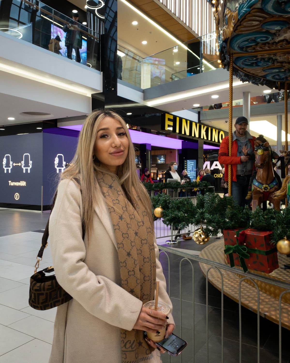 Dina Mekkanen Itis-kauppakeskuksessa,