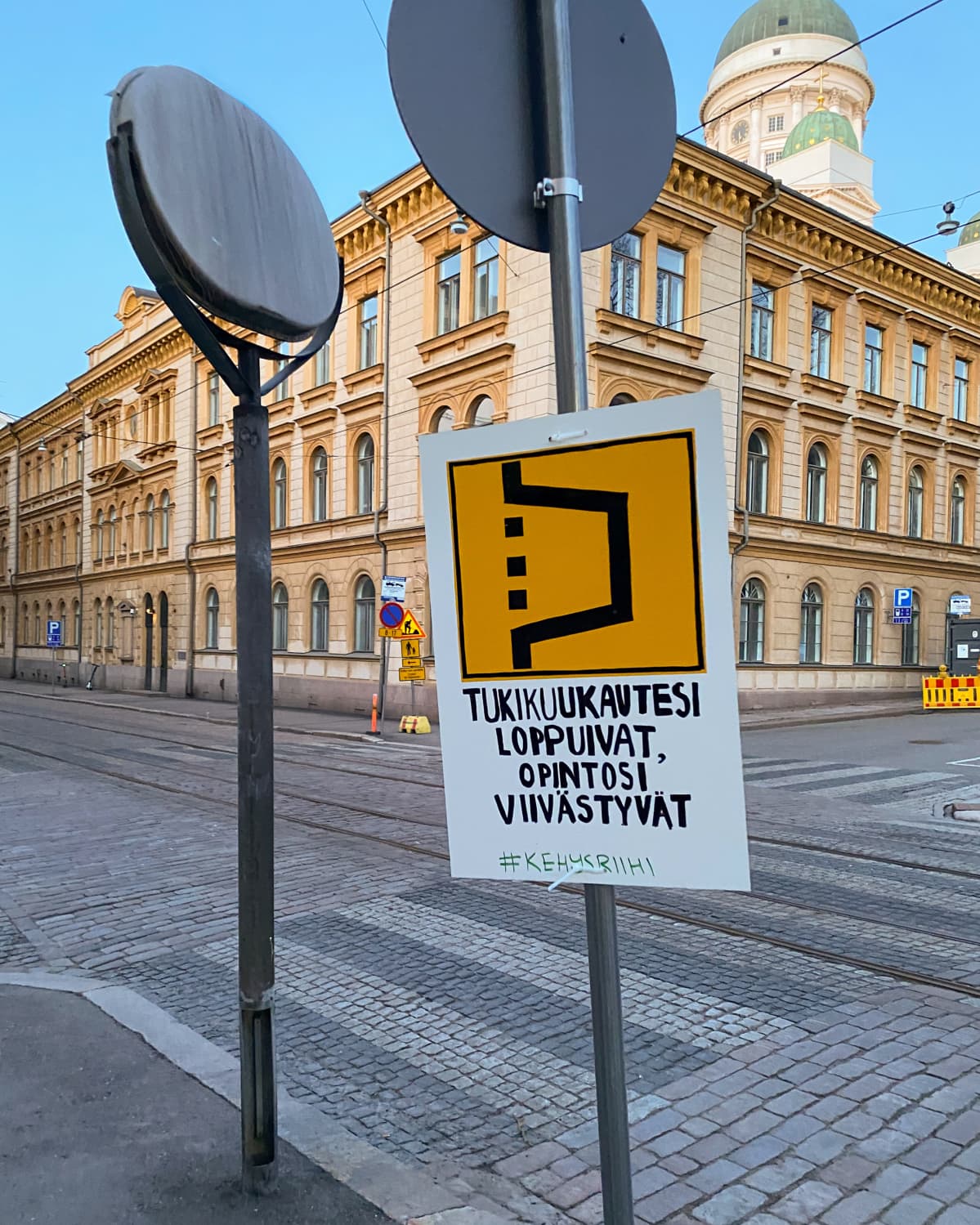 Kiertotieopastus-merkin alla lukee: "Tukikuukautesi loppuivat, opintosi viivästyvät".