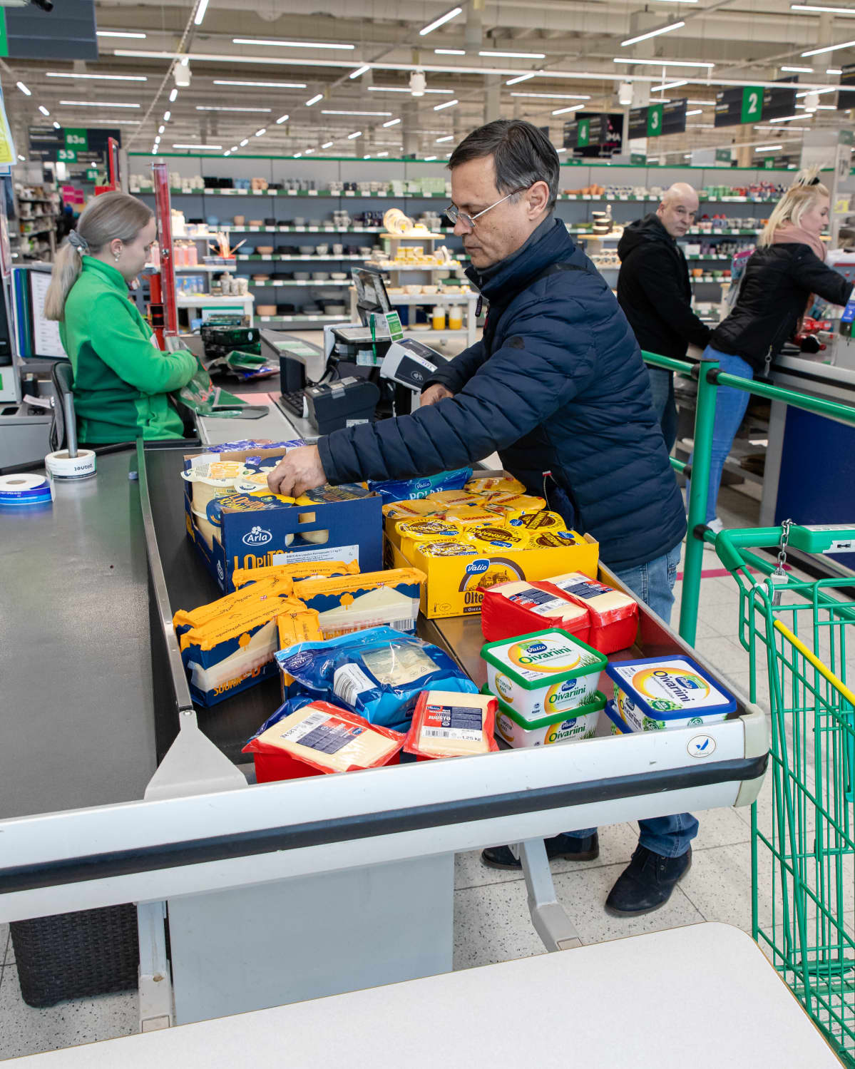 Viimeisiä venäläisiä ostosmatkailijoita Prismassa ennen rajojejn sulkeutumista Koronaviruksen takia.