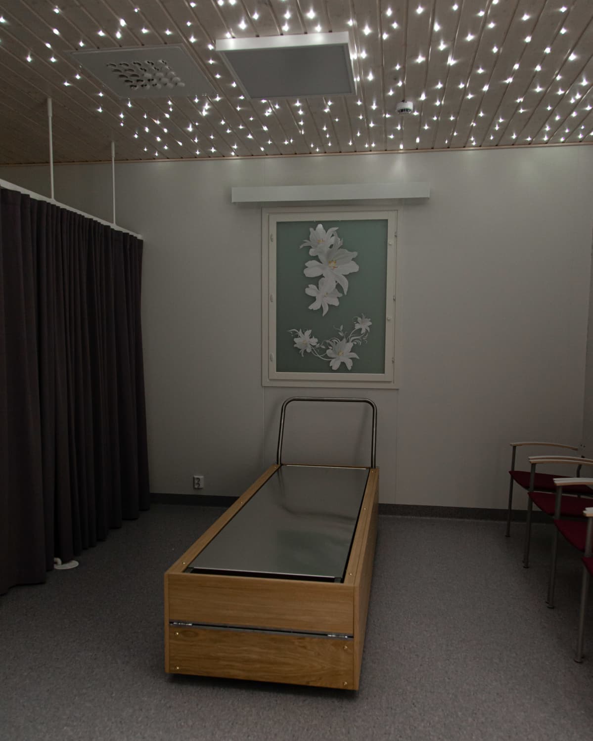 Savitaipaleen uudella hyvinvointiasemalla on vainajille tarkoitetussa huoneessa led-valoilla totetutettu tähtitaivas katossa.
