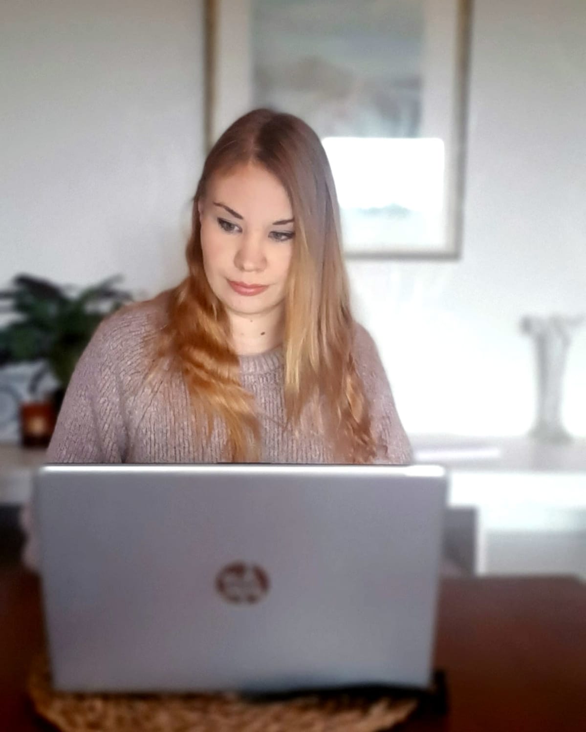 Jenni Hukkanen työskentelee tietokoneella.