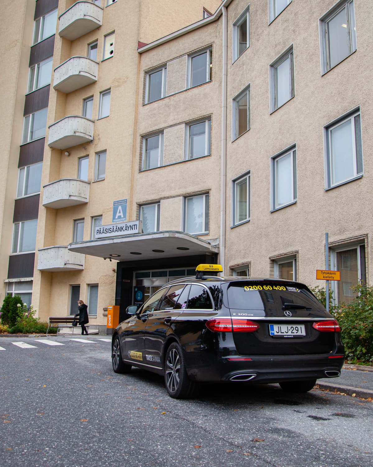 Taksi odottaa asiakasta Etelä-Karjalan keskussairaalan edessä.