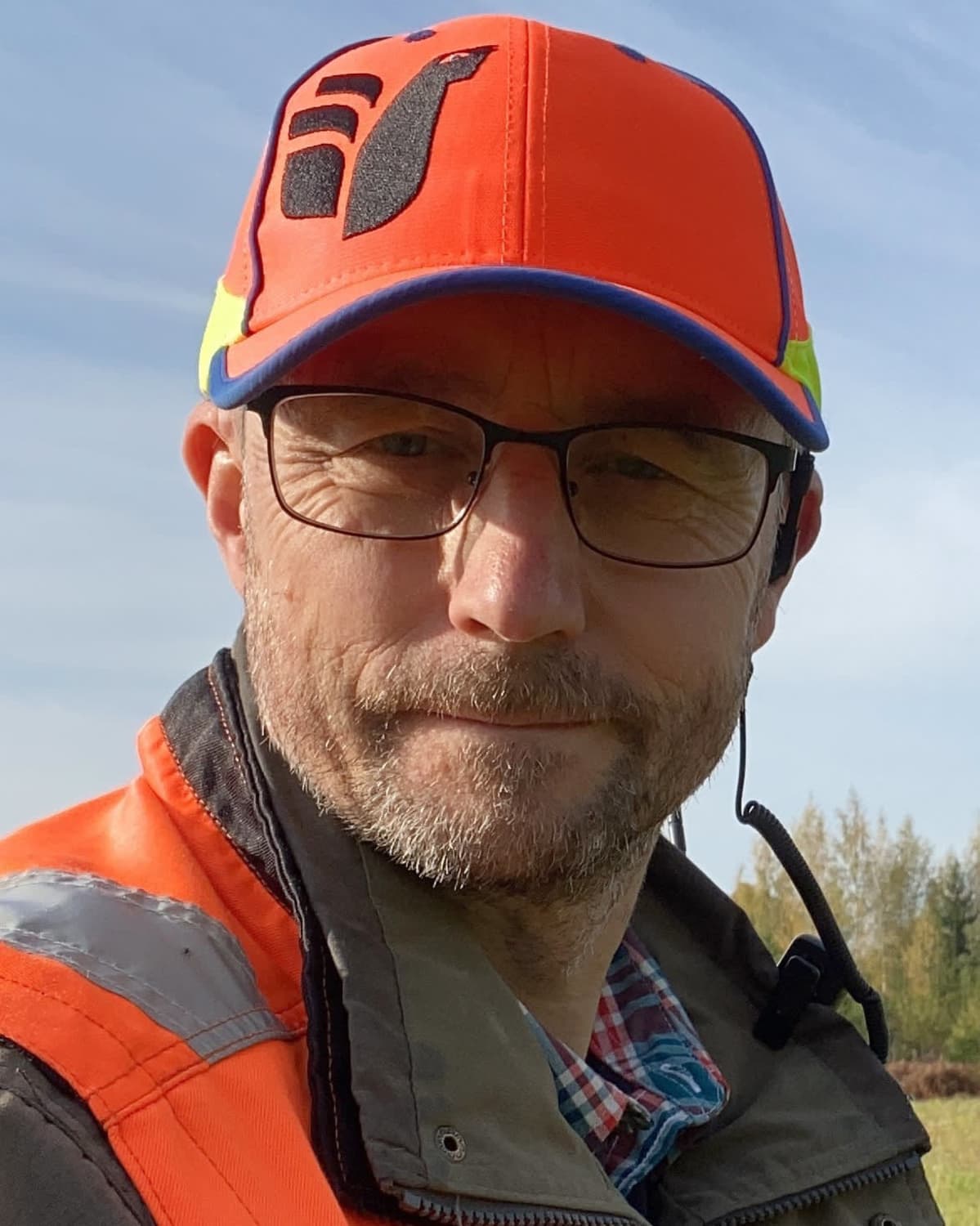 Huomioväriseen metsästyslakkiin pukeutunut Suomen metsästäjäliiton toiminnanjohtaja Jaakko Silpola.