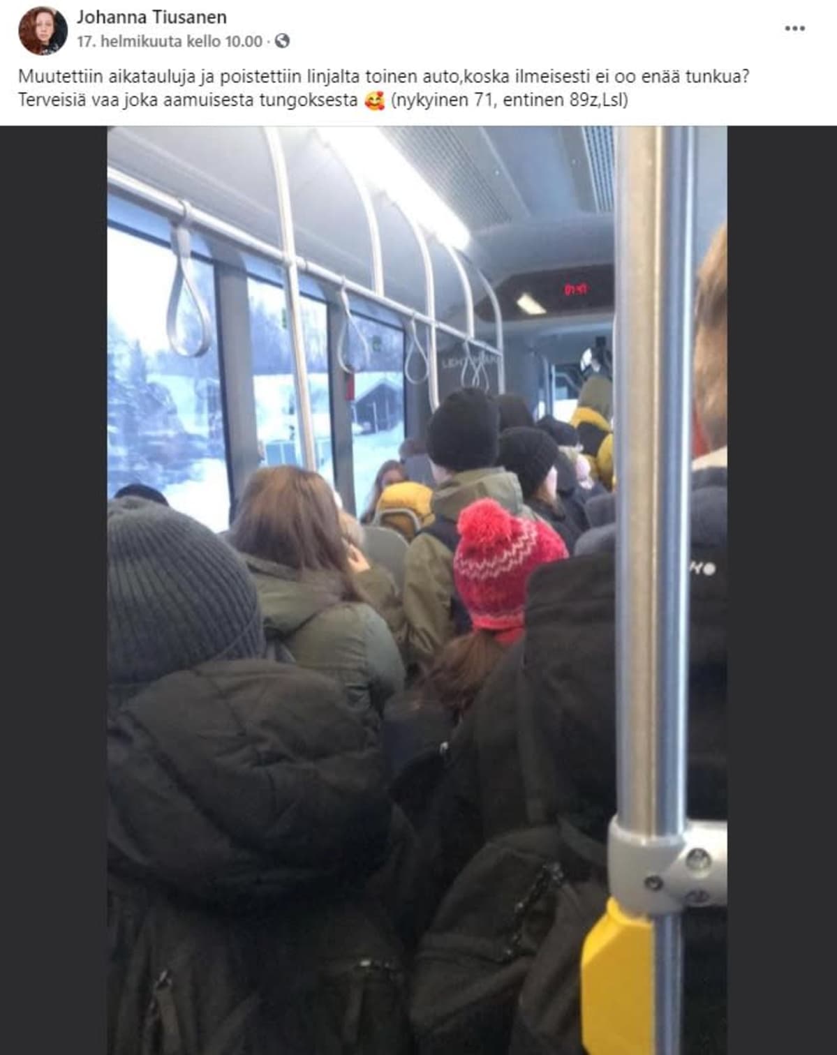 Linja-auto täynnä ihmisiä ruuhka-aikaan.